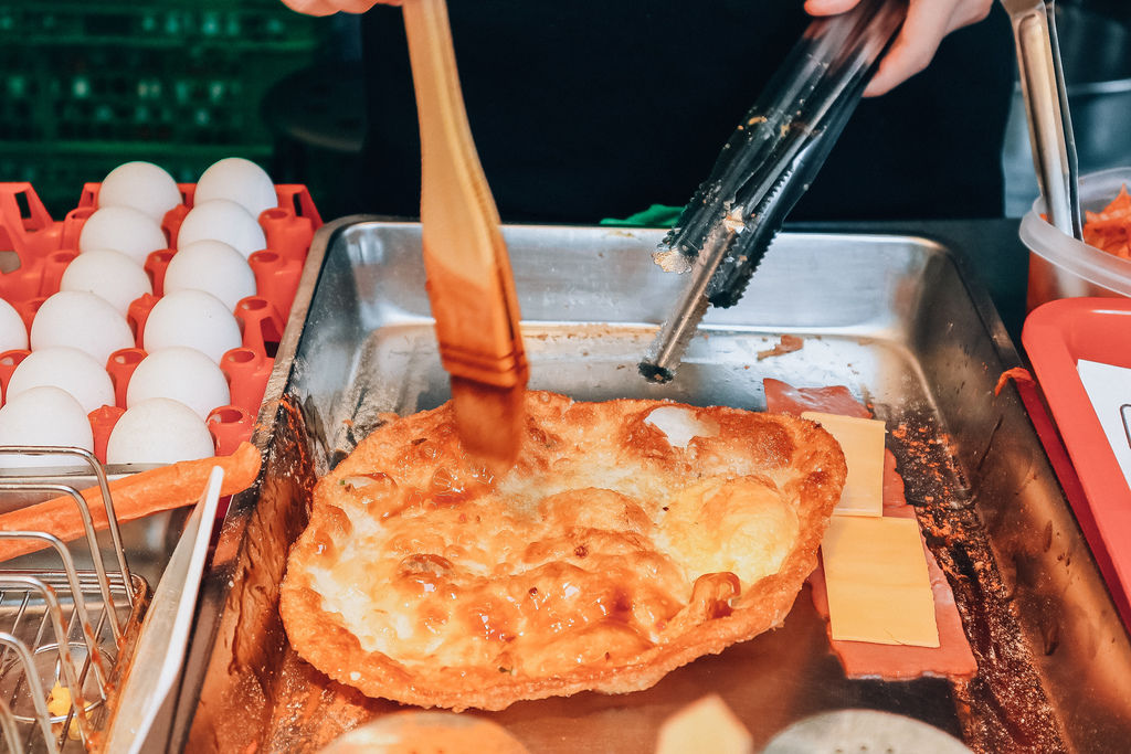 Boom炸蛋蔥油餅：國民銅板人氣小吃，不油膩配方更爽口/新北土城 @女子的休假計劃