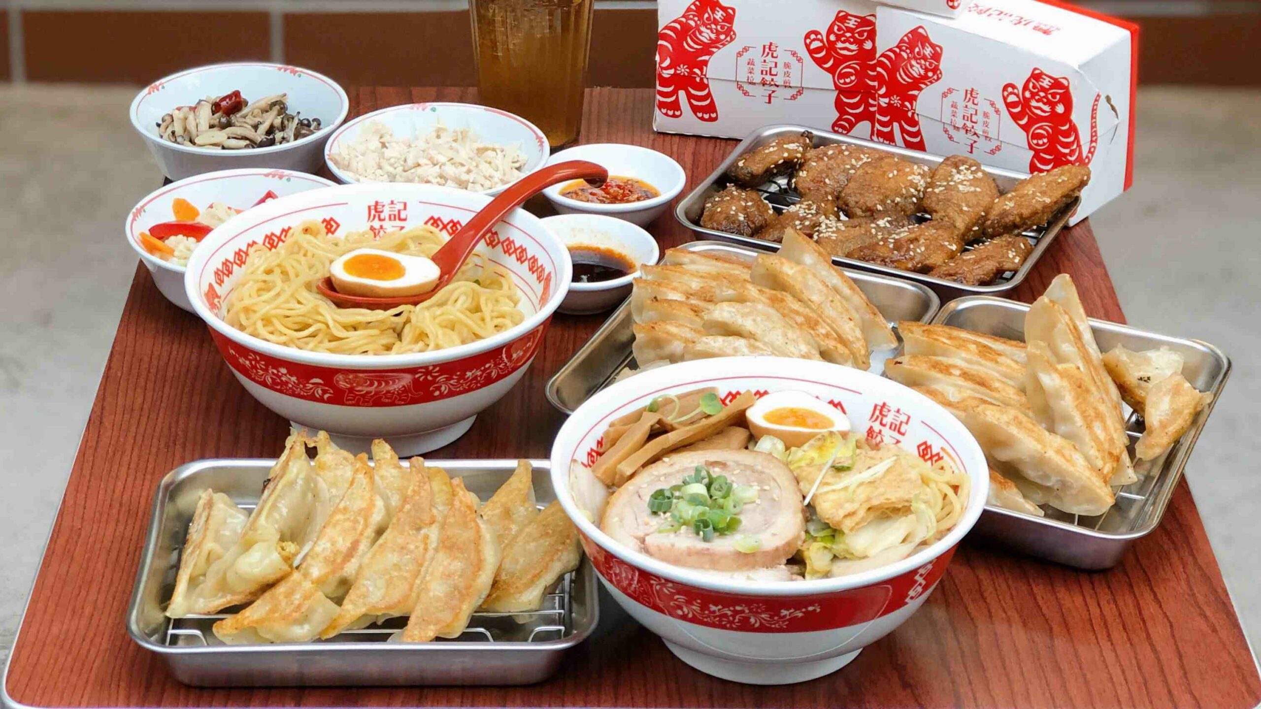 虎記餃子:外帶主餐50元起，餃子控看過來，日式脆皮一口煎餃，超Q彈蔬菜拉麵&福岡冰涼炸雞都在這/台北世貿美食 @女子的休假計劃