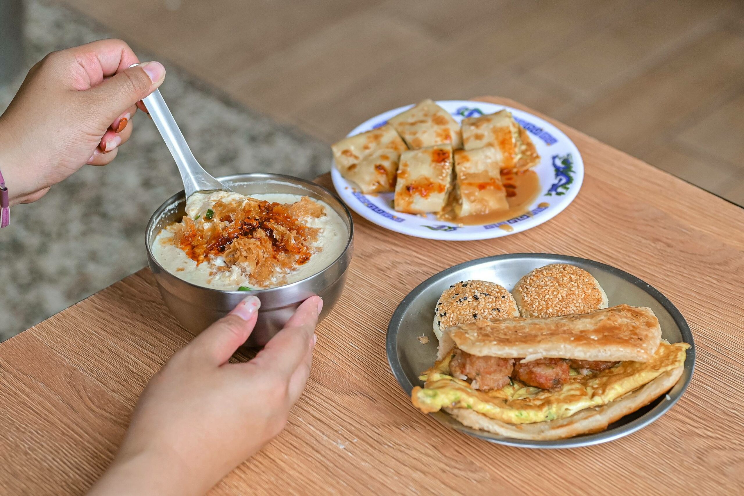 【台北早餐】秦小姐豆漿店，超人氣必點推薦獅子頭、豇豆蛋餅、鹹豆漿(外帶) @女子的休假計劃