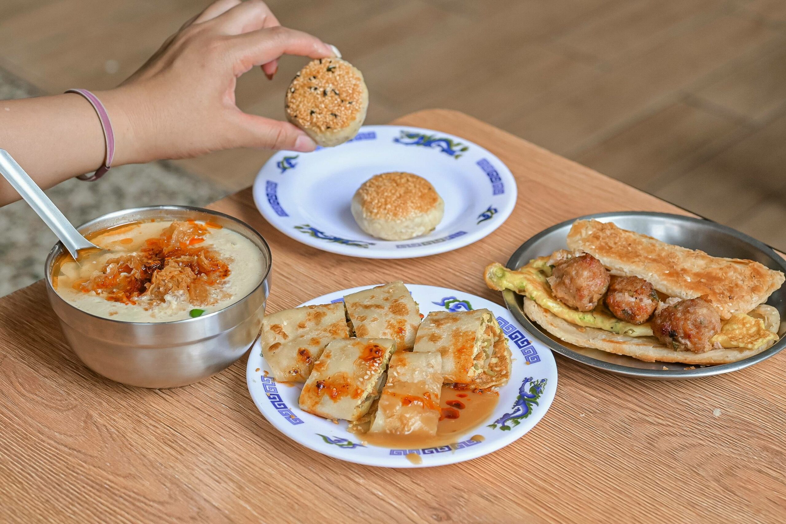 【台北早餐】秦小姐豆漿店，超人氣必點推薦獅子頭、豇豆蛋餅、鹹豆漿(外帶) @女子的休假計劃