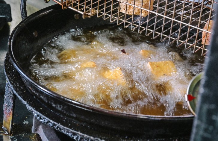 博愛街臭豆腐：青醬配乾麵感覺很台味，但味道很西式，在來塊酥炸臭豆腐吧/新竹竹北美食/外帶 @女子的休假計劃