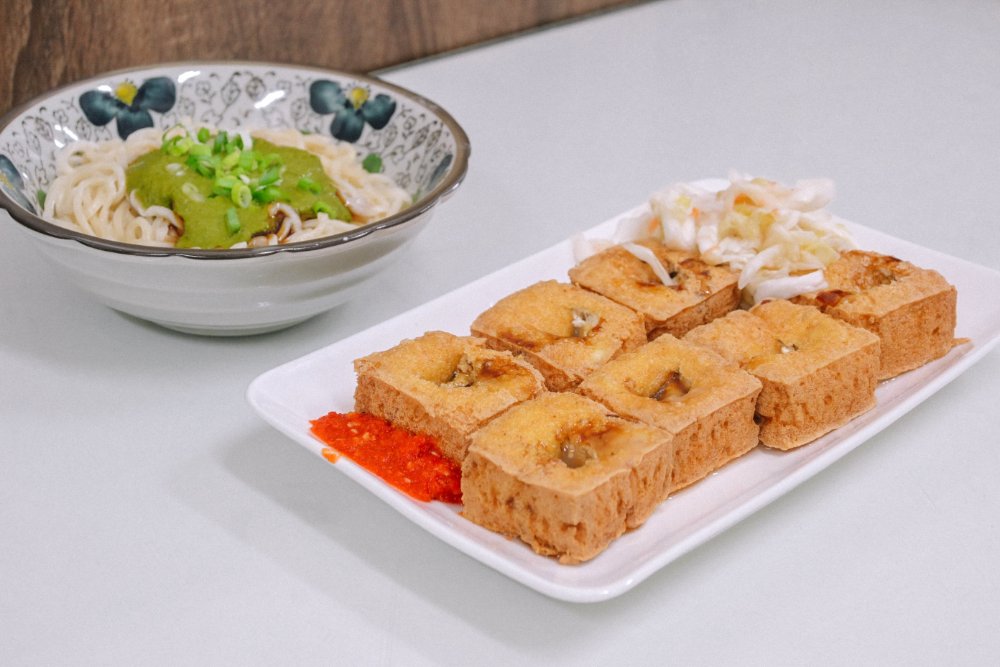 博愛街臭豆腐 青醬配乾麵感覺很台味 但味道很