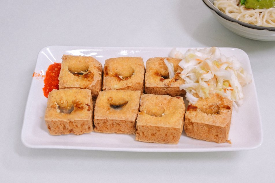 博愛街臭豆腐：青醬配乾麵感覺很台味，但味道很西式，在來塊酥炸臭豆腐吧/新竹竹北美食/外帶 @女子的休假計劃