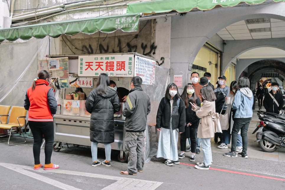 天天饅頭，在地排隊美食每顆日本饅頭6元，一賣就是70多年/第二市場銅板美食/外帶 @女子的休假計劃