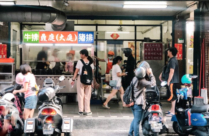 鼎庭牛排(大庭牛排)｜在地人推爆拿號碼牌才吃的到(外帶) @女子的休假計劃