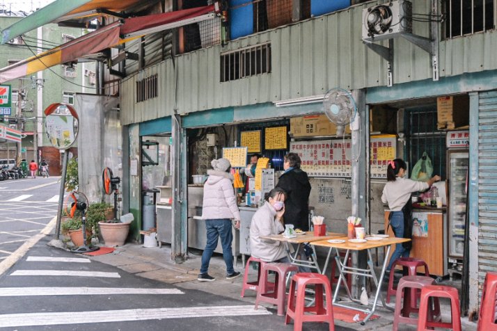 吳鳳路傳統豆漿店：超過三十種蛋餅口味創意組合，堪稱板橋蛋餅王也不為過！食尚玩家也有來採訪/外帶 @女子的休假計劃