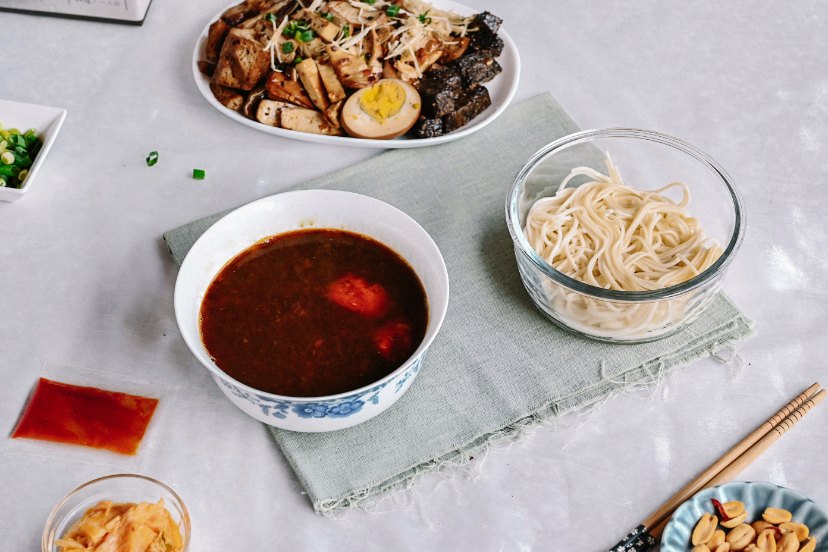 賈以食日-秘製紅燒牛肉麵：手工私房食譜，一碗來自父親的愛與溫暖，充滿記憶溫暖留香的味道 /常溫食品/牛肉麵推薦 @女子的休假計劃