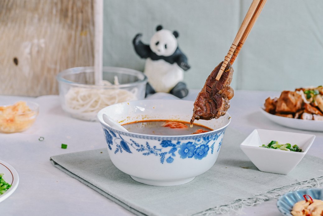 賈以食日-秘製紅燒牛肉麵：手工私房食譜，一碗來自父親的愛與溫暖，充滿記憶溫暖留香的味道 /常溫食品/牛肉麵推薦 @女子的休假計劃