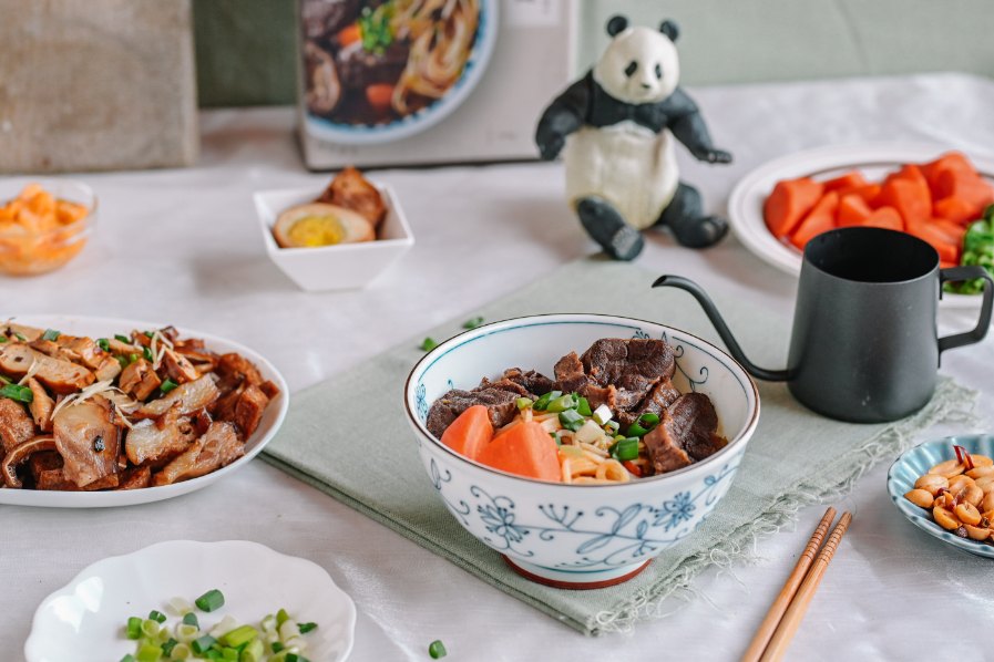 賈以食日-秘製紅燒牛肉麵：手工私房食譜，一碗來自父親的愛與溫暖，充滿記憶溫暖留香的味道 /常溫食品/牛肉麵推薦 @女子的休假計劃