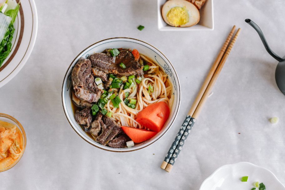 賈以食日-秘製紅燒牛肉麵：手工私房食譜，一碗來自父親的愛與溫暖，充滿記憶溫暖留香的味道 /常溫食品/牛肉麵推薦 @女子的休假計劃