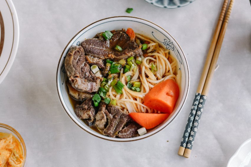 賈以食日-秘製紅燒牛肉麵：手工私房食譜，一碗來自父親的愛與溫暖，充滿記憶溫暖留香的味道 /常溫食品/牛肉麵推薦 @女子的休假計劃