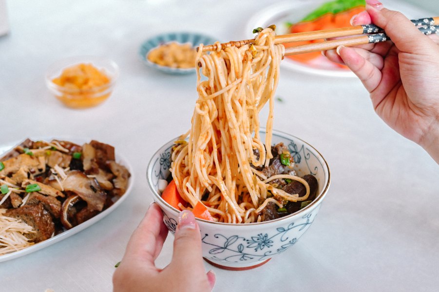 賈以食日-秘製紅燒牛肉麵：手工私房食譜，一碗來自父親的愛與溫暖，充滿記憶溫暖留香的味道 /常溫食品/牛肉麵推薦 @女子的休假計劃