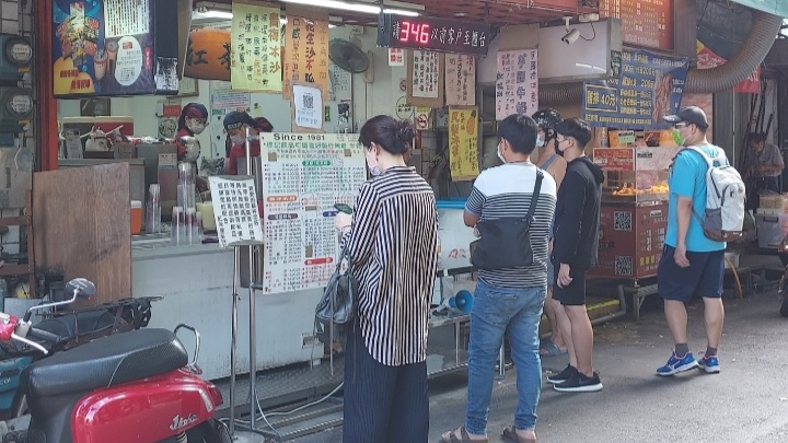 紅茶屋生活飲品館：40年老字號傳統飲料店，不管平日假日都要排隊，紅茶只要15元/外帶 @女子的休假計劃