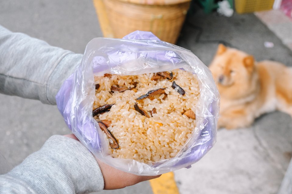 林記油飯：新竹中央市場古早味美食/草仔稞/彌月油飯/外帶 @女子的休假計劃