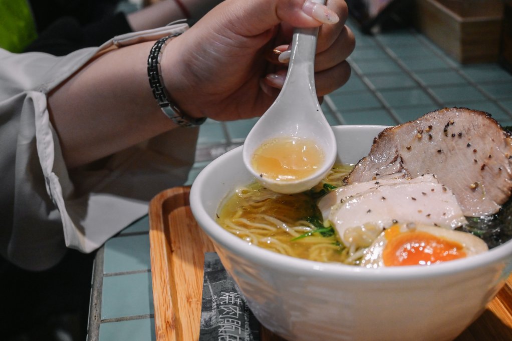 山下公園 ラーメン｜有囍拉麵品牌，免費加飯加麵(第六市場排隊美食) @女子的休假計劃