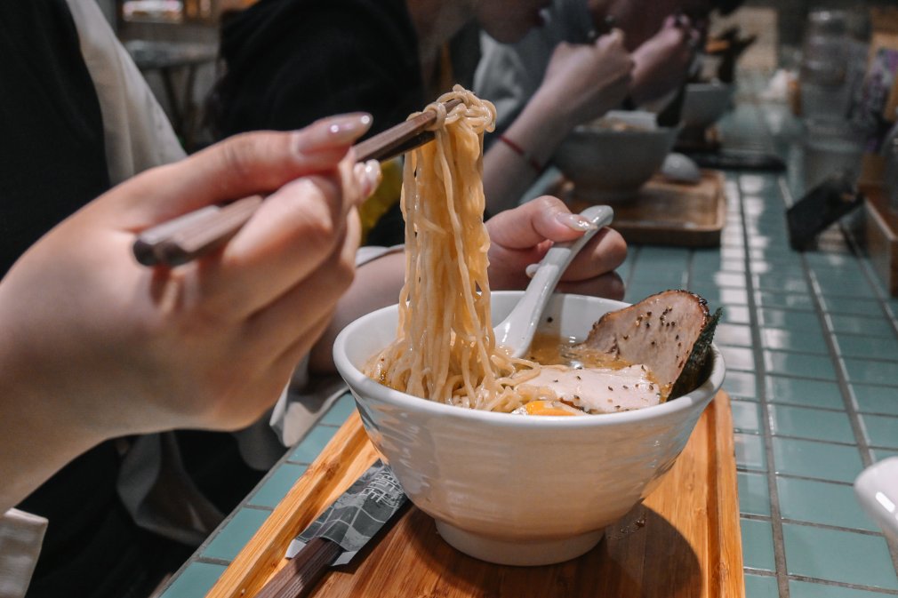 山下公園 ラーメン｜有囍拉麵品牌，免費加飯加麵(第六市場排隊美食) @女子的休假計劃