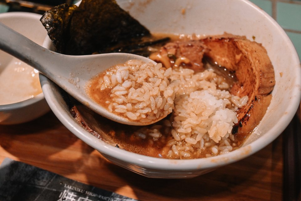 山下公園 ラーメン｜有囍拉麵品牌，免費加飯加麵(第六市場排隊美食) @女子的休假計劃