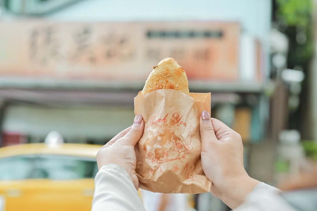 張吳記麵餅舖｜50年老店，上海蟹殼黃 黃橋燒餅(外帶) @女子的休假計劃