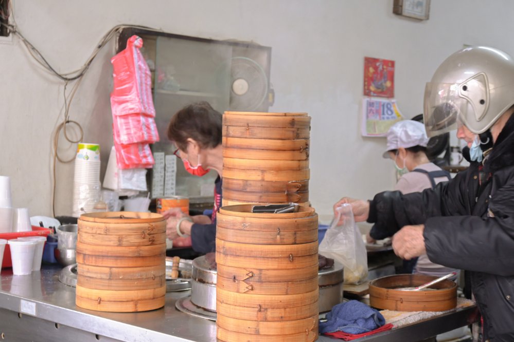 【新竹早餐】鳳英豆漿店，平價傳統手工蛋餅&現桿小籠包(外帶) @女子的休假計劃