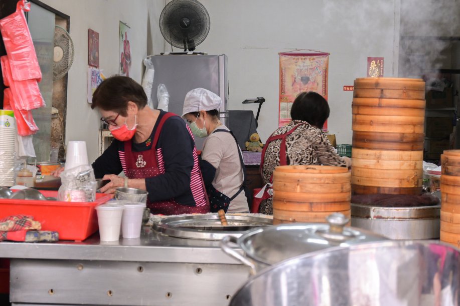 【新竹早餐】鳳英豆漿店，平價傳統手工蛋餅&現桿小籠包(外帶) @女子的休假計劃
