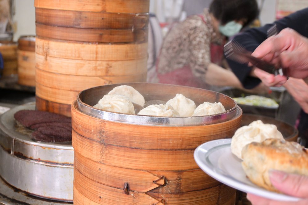 【新竹早餐】鳳英豆漿店，平價傳統手工蛋餅&現桿小籠包(外帶) @女子的休假計劃