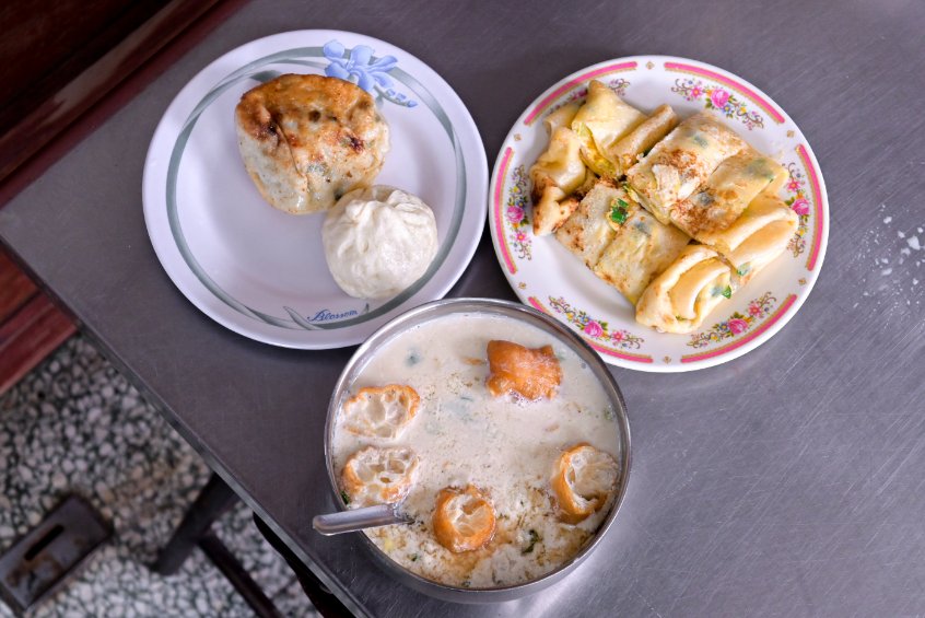 【新竹早餐】鳳英豆漿店，平價傳統手工蛋餅&現桿小籠包(外帶) @女子的休假計劃
