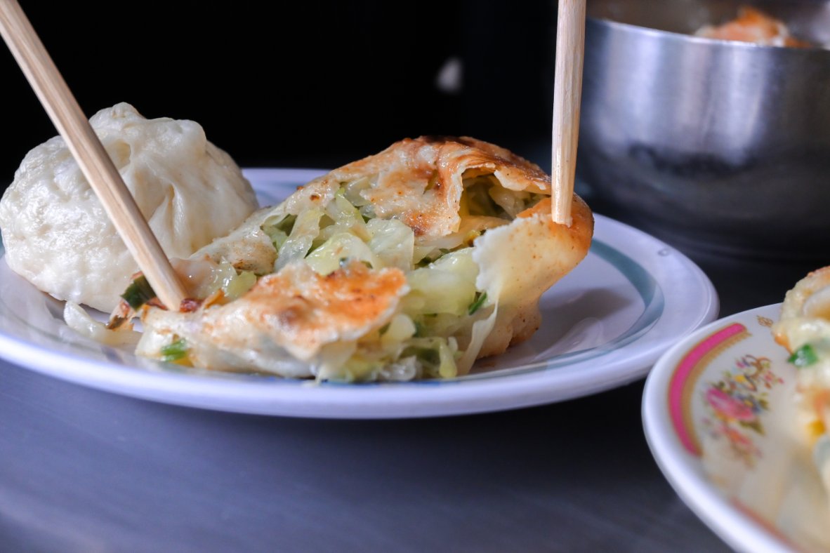 【新竹早餐】鳳英豆漿店，平價傳統手工蛋餅&現桿小籠包(外帶) @女子的休假計劃