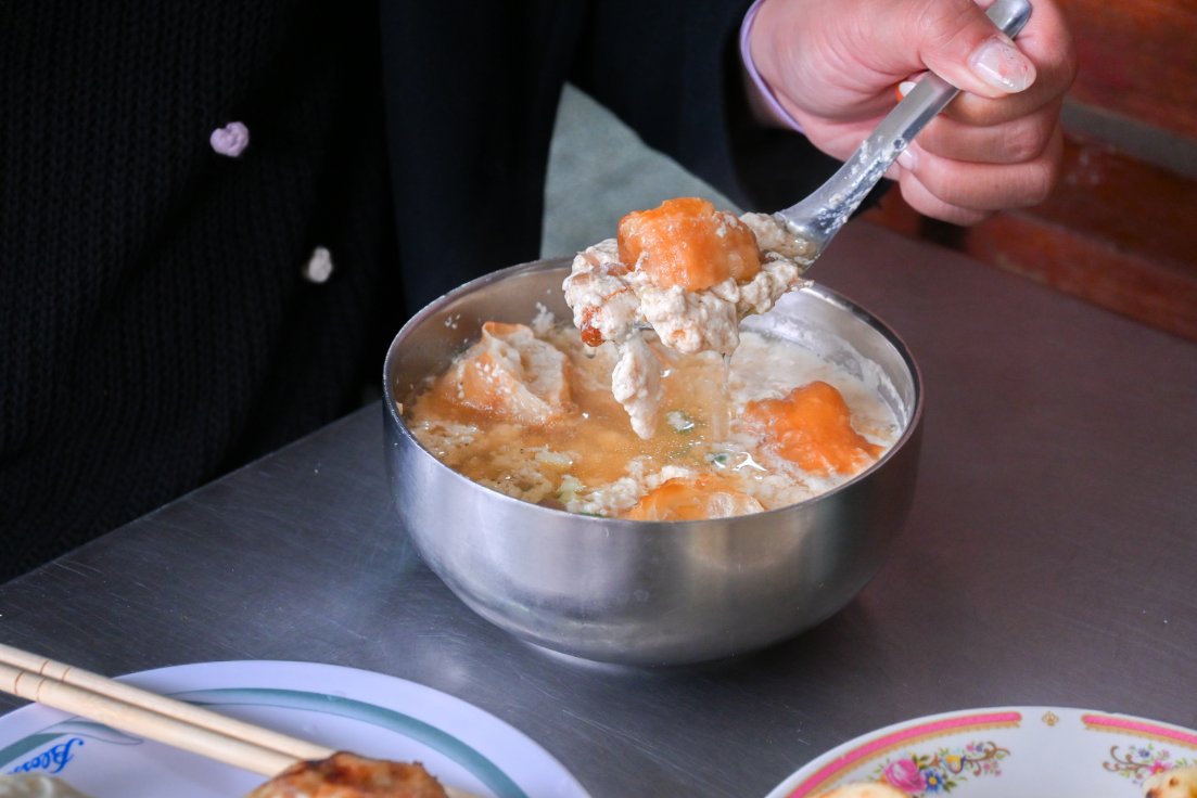 【新竹早餐】鳳英豆漿店，平價傳統手工蛋餅&現桿小籠包(外帶) @女子的休假計劃