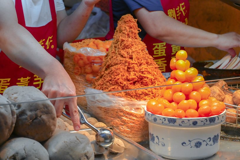 劉芋仔蛋黃芋餅：芋頭控必吃，寧夏夜市美食/米其林必比登推薦(外帶) @女子的休假計劃