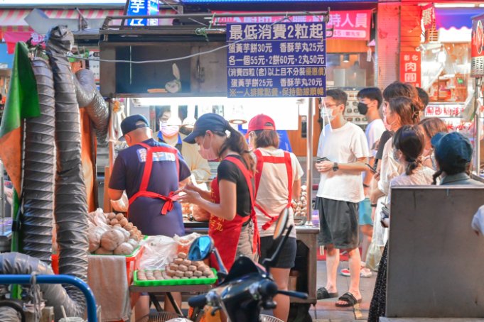 劉芋仔蛋黃芋餅：芋頭控必吃，寧夏夜市美食/米其林必比登推薦(外帶) @女子的休假計劃