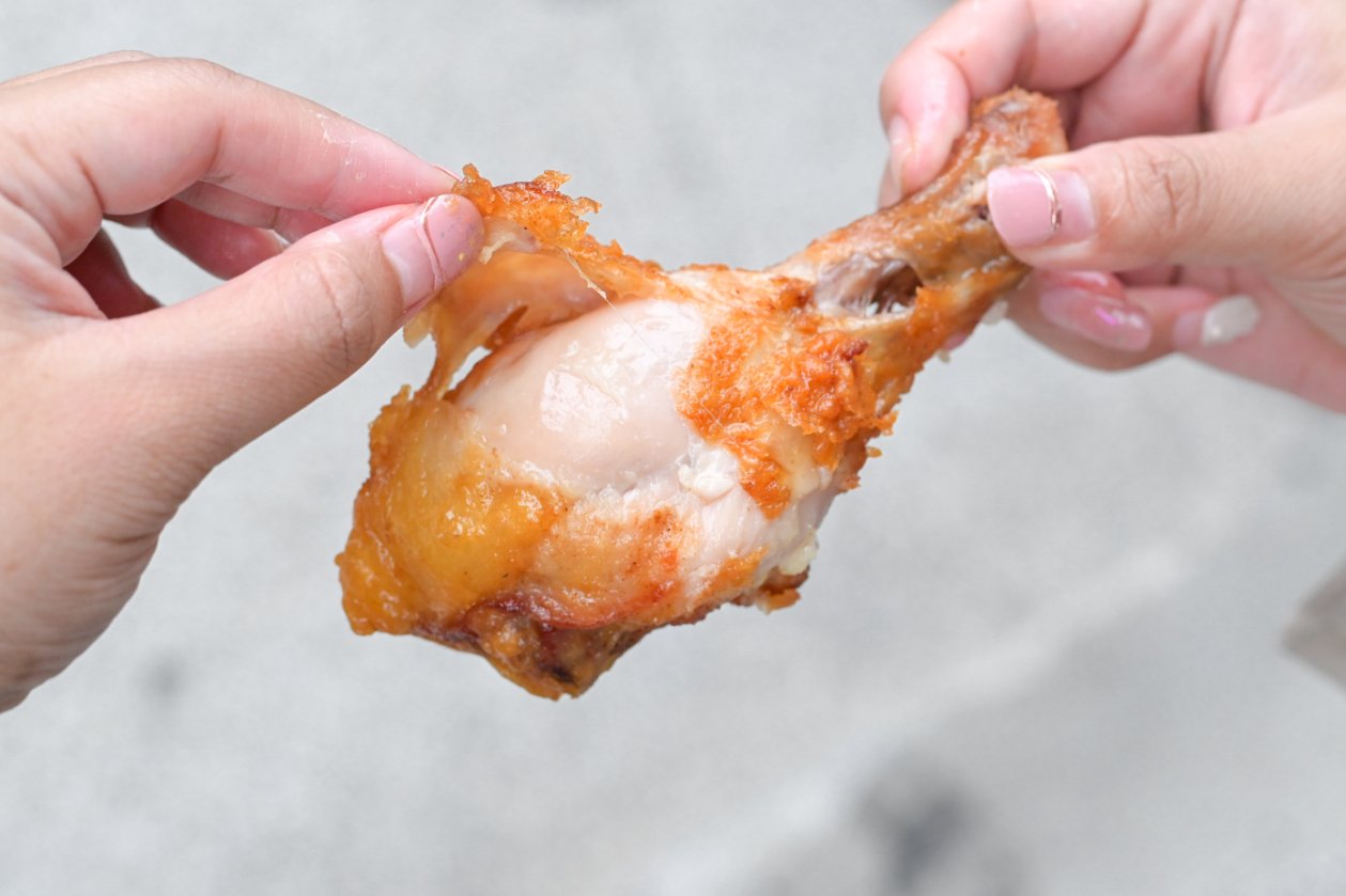 【板橋重慶黃昏市場】阿元的炸雞，20元雞翅、30元雞排、35元雞腿(外帶) @女子的休假計劃