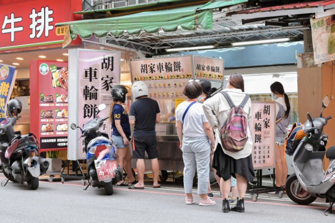 胡家車輪餅：超有料爆餡車輪餅，必點爆漿起司系列、麻糬系列超有特色/興南夜市/外帶 @女子的休假計劃