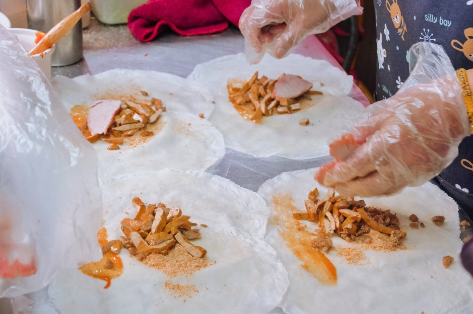 源珍潤餅捲：50年老店板橋在地銅板美食排隊小吃，獨家咖哩口味潤餅/板橋江子翠美食 @女子的休假計劃