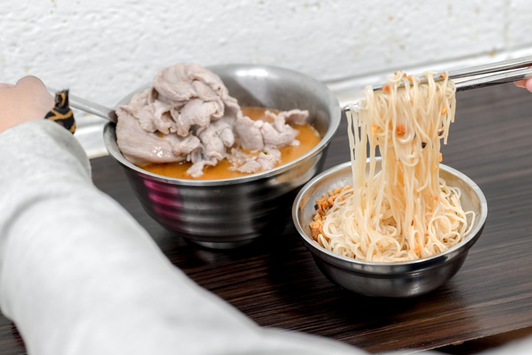 阿男麻油雞：湯頭超級清爽不油膩無負擔/米其林必比登推薦/南機場美食/南機場小吃/外帶 @女子的休假計劃