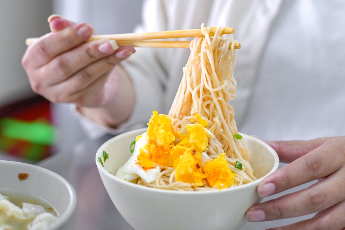 福州乾拌麵｜在地人都是點一套配小菜/中和環球美食(外帶) @女子的休假計劃
