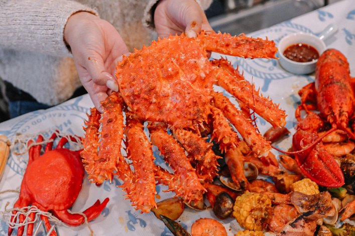 106 HARBOR美式海鮮餐廳：波士頓龍蝦與帝王蟹組成的海鮮桶大餐，手抓吃就是過癮！/台北聚餐餐廳/外帶 @女子的休假計劃