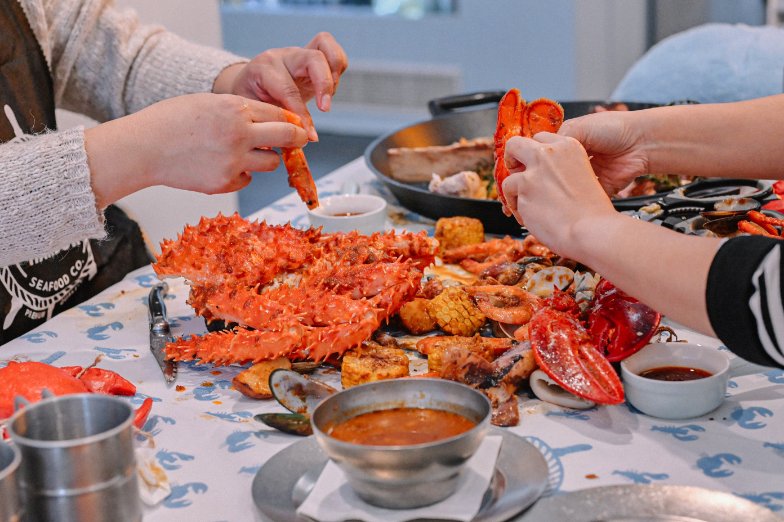 106 HARBOR美式海鮮餐廳：波士頓龍蝦與帝王蟹組成的海鮮桶大餐，手抓吃就是過癮！/台北聚餐餐廳/外帶 @女子的休假計劃