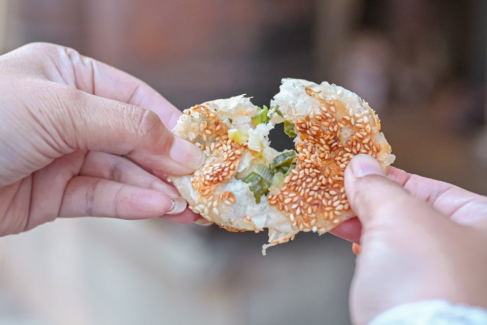 【板橋美食】野原湳雅胡椒餅小酥餅：人氣在地排隊美食，小酥餅一顆13元，胡椒餅一顆45元還有買五送一優惠/食尚玩家推薦/外帶 @女子的休假計劃
