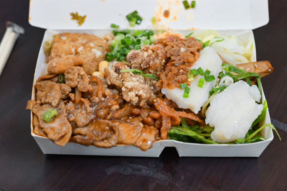 夫妻飯莊(南機場)｜還沒營業就開始大排隊，超澎派三樣主食塞滿滿(外帶) @女子的休假計劃
