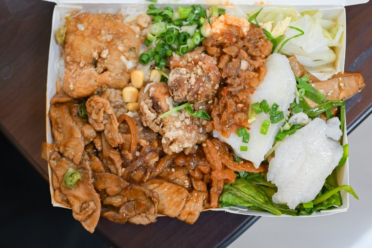 夫妻飯莊(南機場)｜還沒營業就開始大排隊，超澎派三樣主食塞滿滿(外帶) @女子的休假計劃