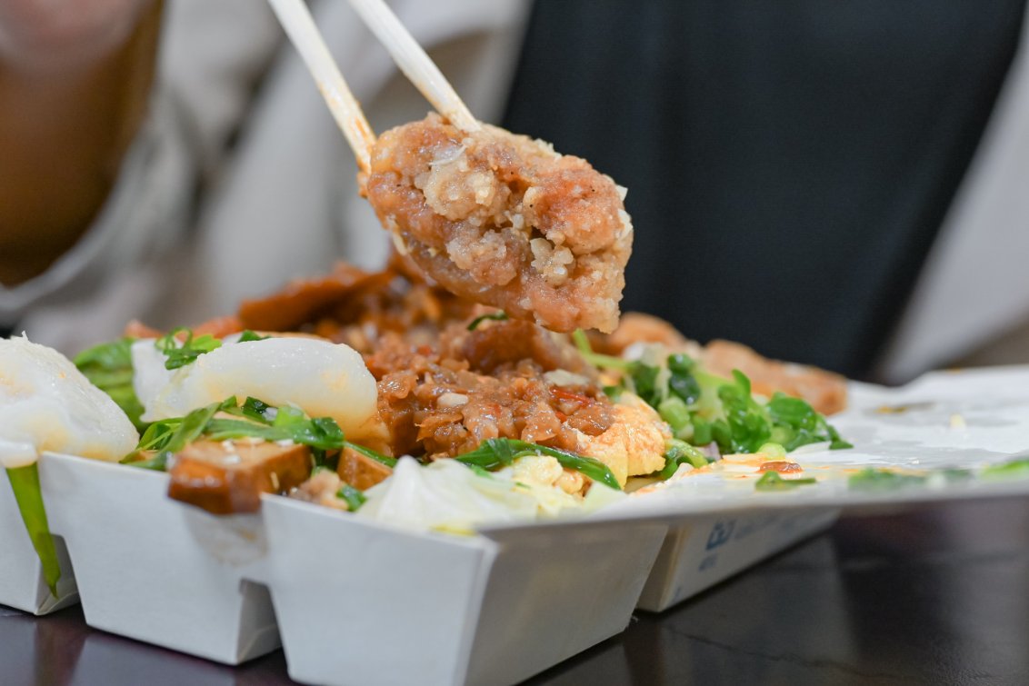 夫妻飯莊(南機場)｜還沒營業就開始大排隊，超澎派三樣主食塞滿滿(外帶) @女子的休假計劃