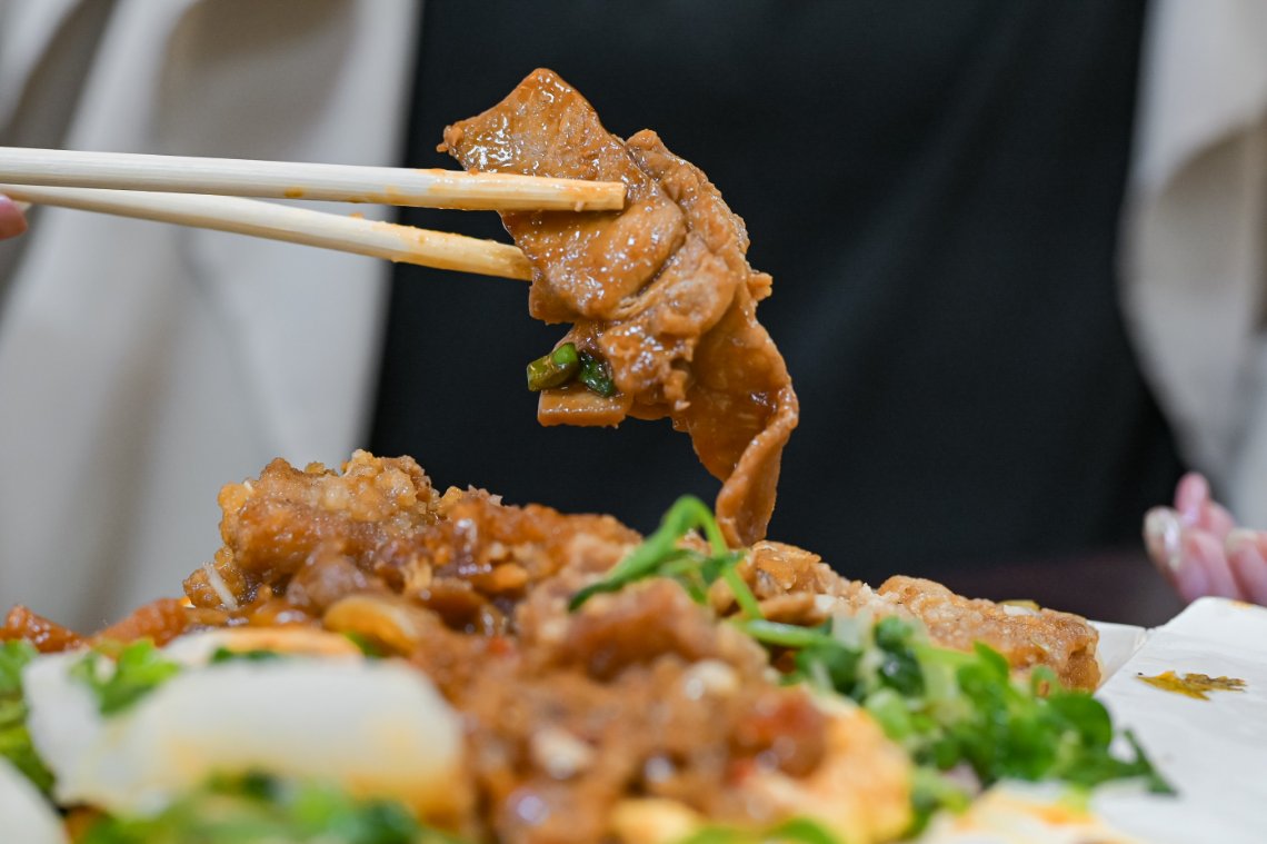 夫妻飯莊(南機場)｜還沒營業就開始大排隊，超澎派三樣主食塞滿滿(外帶) @女子的休假計劃