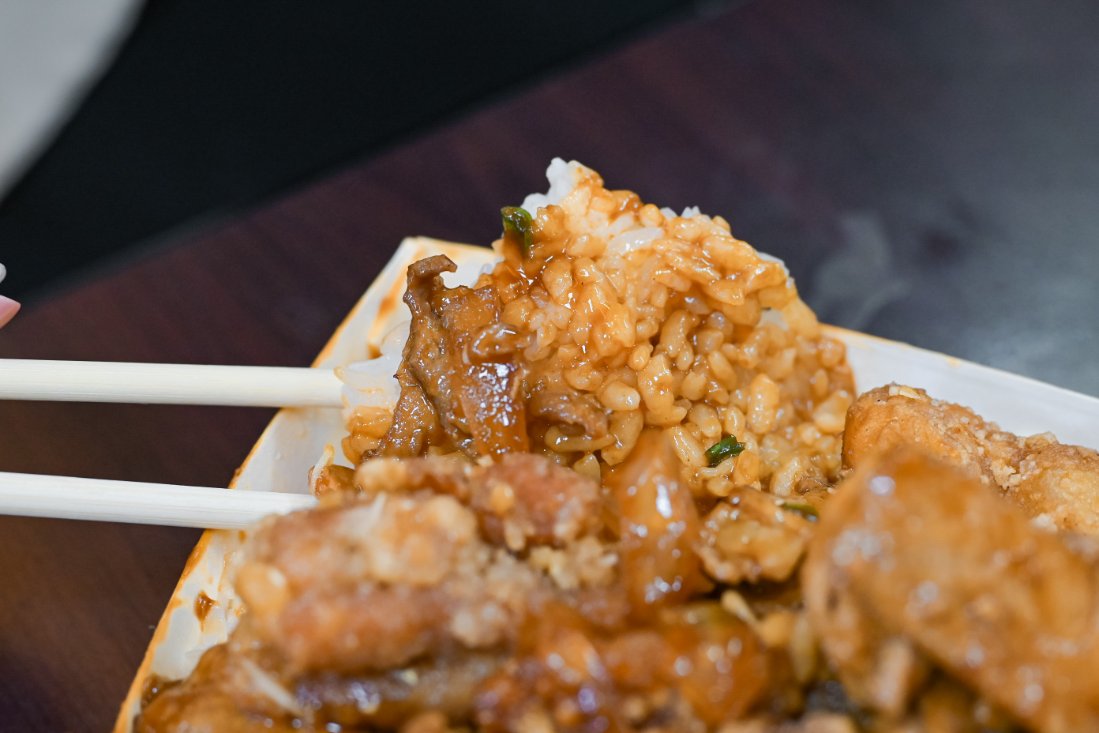 夫妻飯莊(南機場)｜還沒營業就開始大排隊，超澎派三樣主食塞滿滿(外帶) @女子的休假計劃
