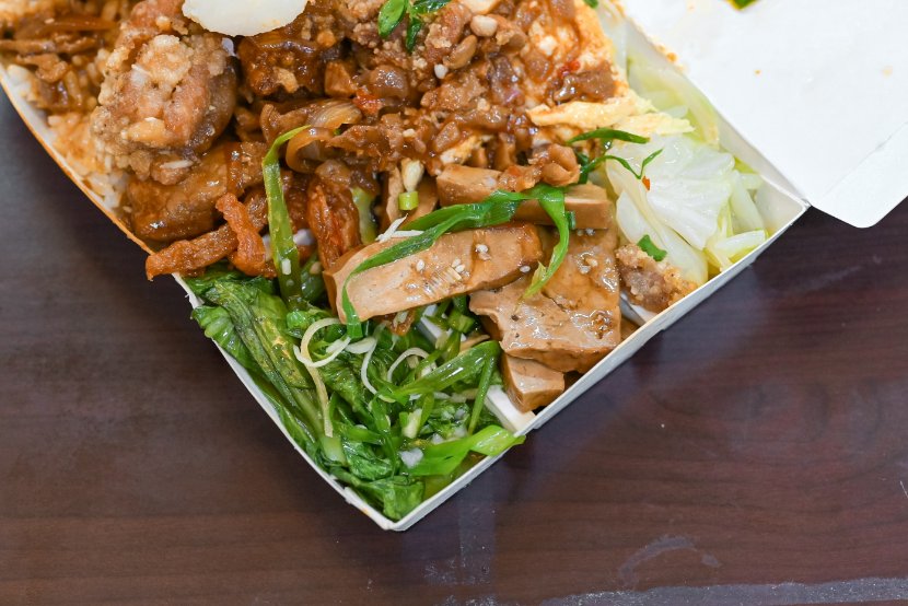 夫妻飯莊(南機場)｜還沒營業就開始大排隊，超澎派三樣主食塞滿滿(外帶) @女子的休假計劃