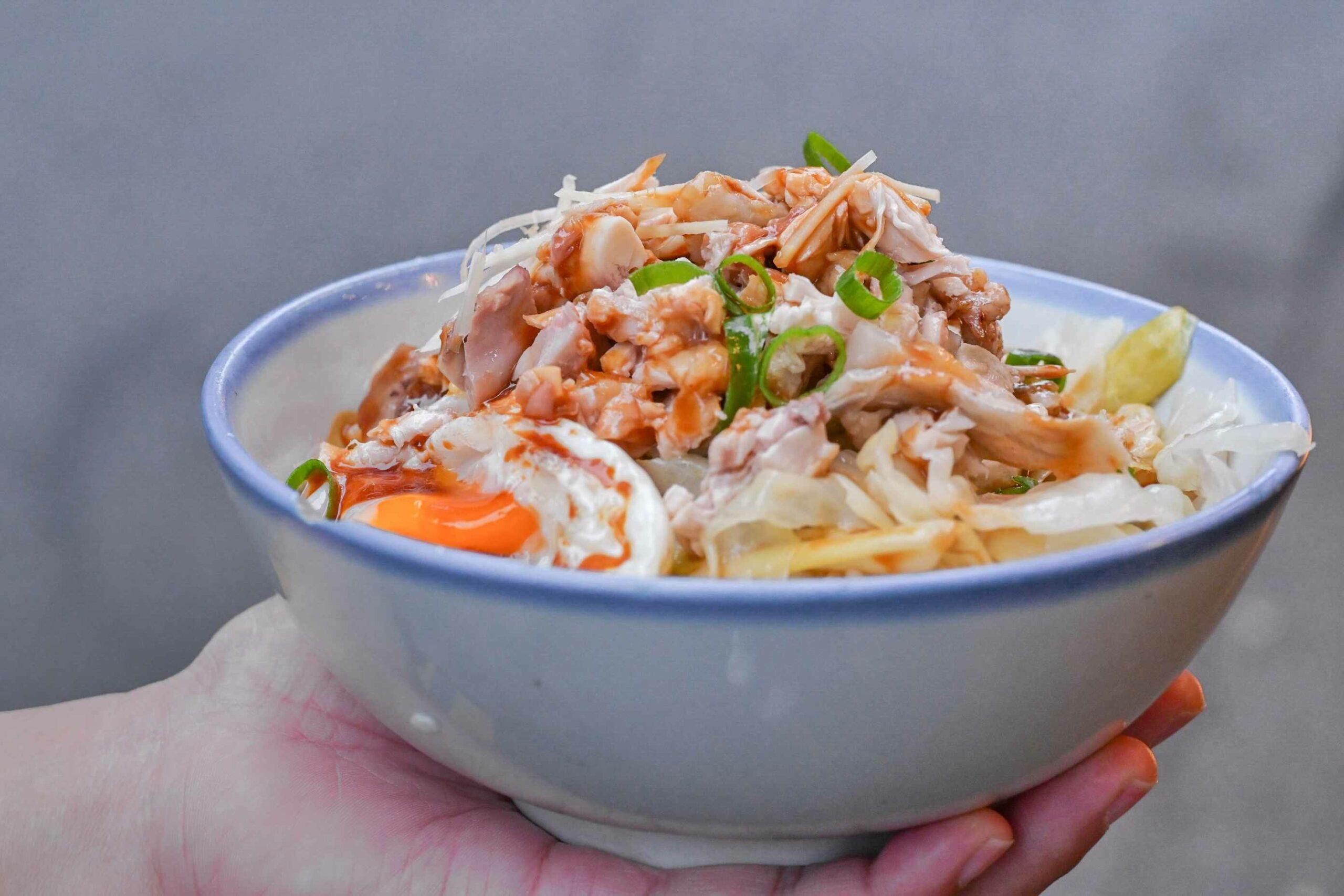 竹林雞肉中和員山店｜巷弄排隊超人氣美食銷魂雞肉飯，雞湯免費喝(外帶) @女子的休假計劃