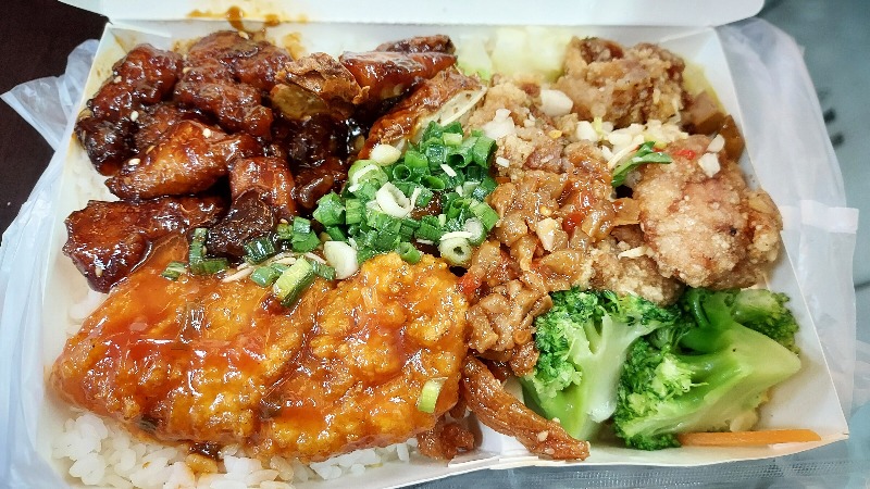 夫妻飯莊(南機場)｜還沒營業就開始大排隊，超澎派三樣主食塞滿滿(外帶) @女子的休假計劃