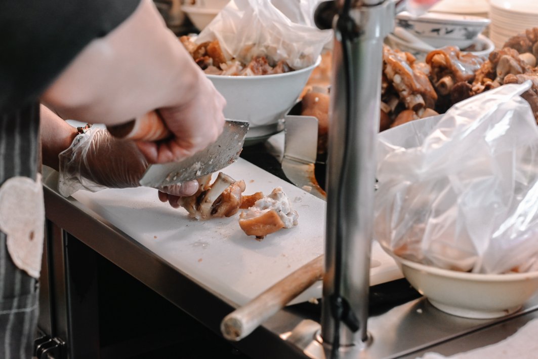 歸綏街當歸豬腳老店，30年老店人氣小吃/豬腳麵線/大同美食/大稻埕美食/外帶 @女子的休假計劃