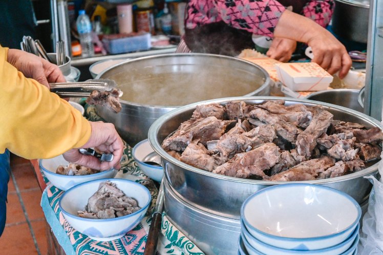 灶頂原汁排骨湯高麗菜飯：米其林必比登推薦，延三夜市大橋頭站/外帶 @女子的休假計劃