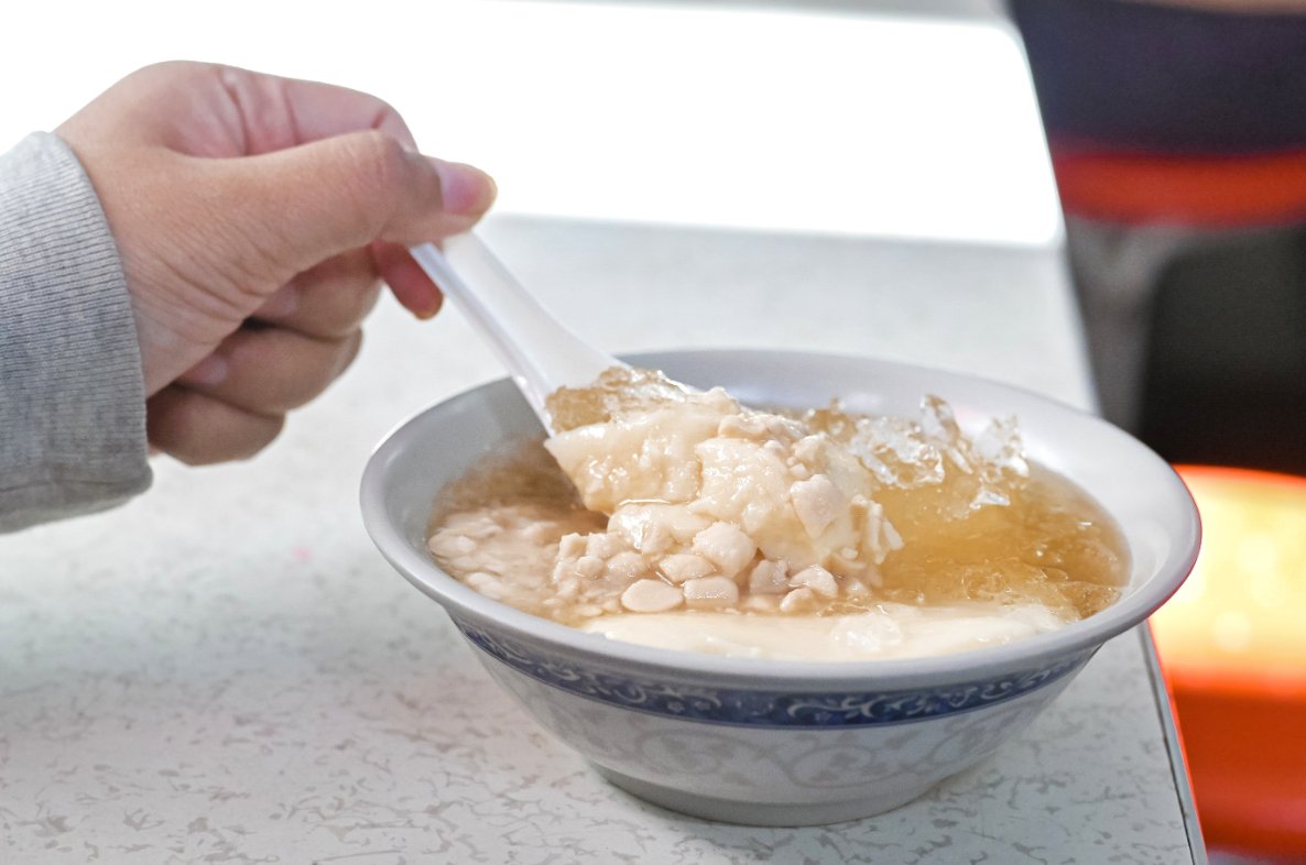 【台北美食】龍潭豆花，一年四季獨賣焦香味花生豆花這一味(外帶) @女子的休假計劃