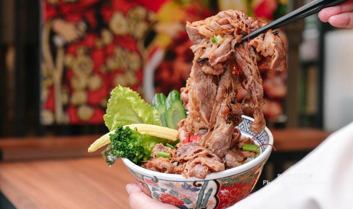 宮本武丼 中和所｜肉食控必訪，雞湯飲料霜淇淋吃到飽(外帶) @女子的休假計劃